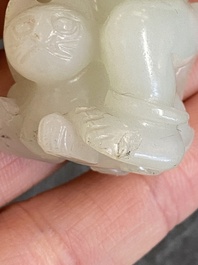 Sculpture en jade c&eacute;ladon d'un gar&ccedil;on avec un chat, Chine, Qing