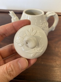 Een Chinese Dehua blanc de Chine theepot, gesigneerd Yi Gong, 18/19e eeuw
