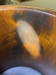 Grand pot &agrave; pinceaux en bois de huali &agrave; d&eacute;cor de lettr&eacute;s dans un paysage, 20&egrave;me