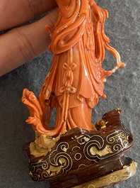 Een Chinese bloedkoralen figuur van een staande dame met een vaas, 19/20e eeuw