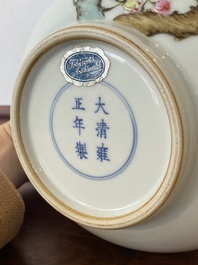 Een Chinese flesvormige famille rose vaas, Yongzheng merk, Republiek