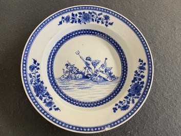 Een Chinees blauw-wit bord met mythologisch decor van Neptunus, Qianlong
