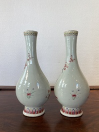 Een paar Chinese flesvormige famille rose vazen, Jiaqing