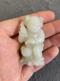 Sculpture en jade c&eacute;ladon d'un gar&ccedil;on avec un chat, Chine, Qing