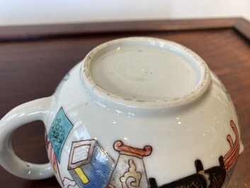 Th&eacute;i&egrave;re couverte en porcelaine de Chine famille rose &agrave; d&eacute;cor d'antiquit&eacute;s, Yongzheng