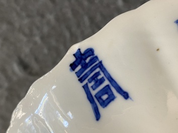 Twee Chinese blauw-witte borden, Kangxi merk en periode