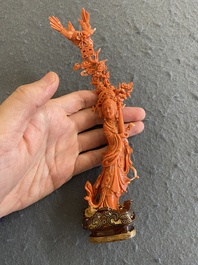 Een Chinese bloedkoralen figuur van een staande dame met een vaas, 19/20e eeuw