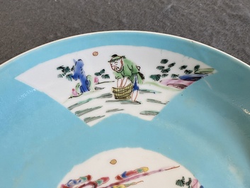 Coupe en porcelaine de Chine semi-coquille d'oeuf en famille rose &agrave; fond turquoise, marque et &eacute;poque de Yongzheng
