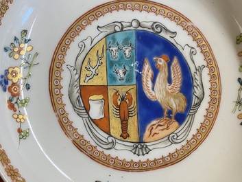 Een Chinees verte-Imari wapenbord voor de Nederlandse markt met de wapens van Scholten en Hogenberg, Yongzheng