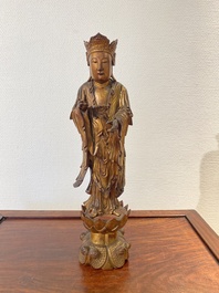 Sculpture d'un moine en bois laqu&eacute; et dor&eacute;, Chine, Qing