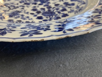 Een Chinese blauw-witte 'vier seizoenen' schotel, Kangxi merk en periode