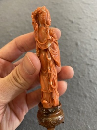 Een Chinese bloedkoralen sculptuur van Guanyin, 19/20e eeuw