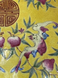 Een Chinese famille rose vissenkom met perziken en vleermuizen op gele fondkleur, 19e eeuw