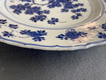 Een Chinese blauw-witte schotel met floraal decor, Kangxi merk en periode