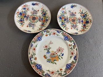 Un plat en porcelaine de Chine famille rose et une paire d'assiettes en famille verte, Kangxi/Qianlong