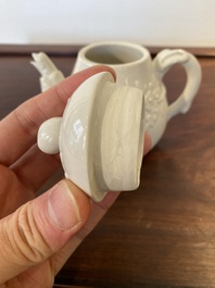 Een Chinese Dehua blanc de Chine theepot, gesigneerd Yi Gong, 18/19e eeuw
