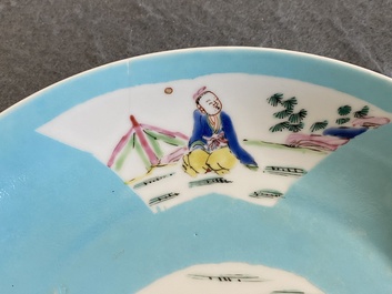 Coupe en porcelaine de Chine semi-coquille d'oeuf en famille rose &agrave; fond turquoise, marque et &eacute;poque de Yongzheng