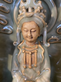 Een Chinees Longquan celadon schrijn met Guanyin, wellicht Ming