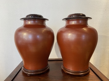 Een paar Chinese monochrome koraalrode vazen met houten deksels en sokkels, Republiek