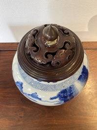 Een Chinese blauw-witte 'Joosje te paard' vaas met houten deksel, Kangxi