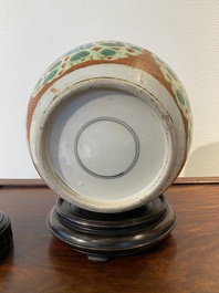 Pot en porcelaine de Chine famille rose &agrave; sujet mandarin au couvercle et socle en bois, Qianlong/Jiaqing