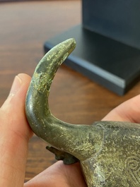 Een Chinees bronzen ornament in de vorm van een stierenkop, Periode der Strijdende Staten