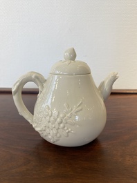 Een Chinese Dehua blanc de Chine theepot, gesigneerd Yi Gong, 18/19e eeuw