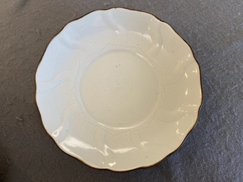 Een Chinees wit-geglazuurd 'lotus' bord met onderglazuur decor, Xuande merk, Transitie periode