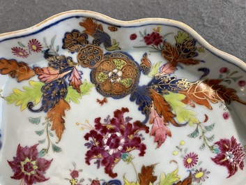 Sauci&egrave;re sur son support en porcelaine de Chine famille rose &agrave; d&eacute;cor dit 'pseudo-feuilles de tabac', Qianlong