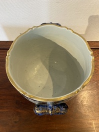 Een Chinese blauw-witte en deels vergulde wijnkoeler, Qianlong
