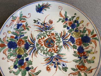 Un plat en porcelaine de Chine famille rose et une paire d'assiettes en famille verte, Kangxi/Qianlong