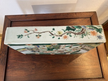 Een Chinese famille verte tegel met verhalend decor, 19e eeuw