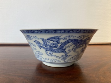 Een Chinese blauw-witte 'draken' kom, Yongzheng merk, 19/20e eeuw