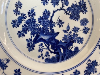 Een Chinese blauw-witte schotel met floraal decor, Kangxi merk en periode