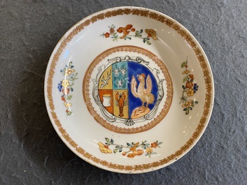 Een Chinees verte-Imari wapenbord voor de Nederlandse markt met de wapens van Scholten en Hogenberg, Yongzheng