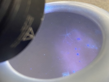 Een Chinese blauw-witte 'draken' kom en een lavendelblauwe penselenwasser, Qianlong merk, 19/20e eeuw