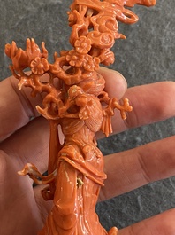 Een Chinese bloedkoralen figuur van een staande dame met een vaas, 19/20e eeuw