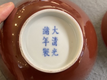 Een paar Chinese monochrome robijnrode kommen, Guangxu merk en periode