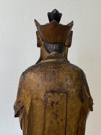 Sculpture d'un moine en bois laqu&eacute; et dor&eacute;, Chine, Qing