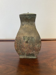 Een kleine Chinese bronzen rituele 'fang hu' dekselvaas, Periode der Strijdende Staten