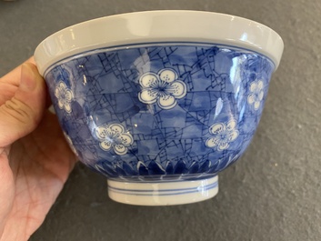 Een Chinese blauw-witte 'prunus op gebroken ijs' kom, Chenghua merk, Kangxi