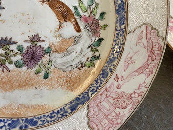 Deux assiettes en porcelaine de Chine famille rose &agrave; d&eacute;cor de pies et de pivoines aux bords en bianco-sopra-bianco, Yongzheng