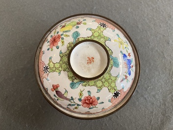 Een Chinese dekselkom met bloemen en vlinders in Canton email, Yongzheng/Qianlong
