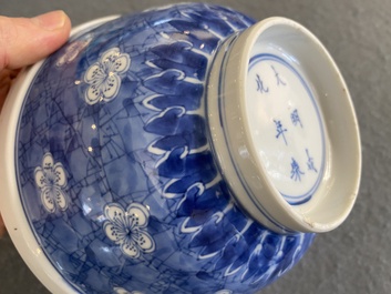 Een Chinese blauw-witte 'prunus op gebroken ijs' kom, Chenghua merk, Kangxi