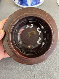 Een Chinese blauw-witte 'Joosje te paard' vaas met houten deksel, Kangxi