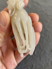 Een Chinese witte jade sculptuur van een 'Boeddha hand' met aapjes, Qing