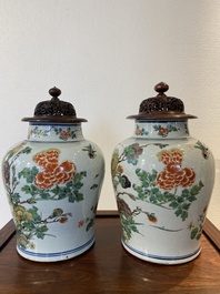 Paire de vases en porcelaine de Chine famille verte &agrave; d&eacute;cor de faisans, Kangxi