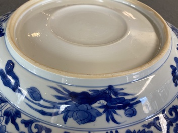Een grote Chinese blauw-witte schotel met gebombeerd centraal medaillon, Kangxi