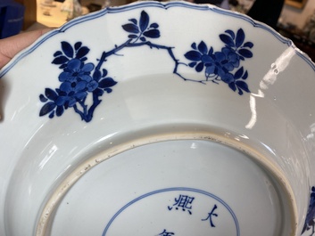 Een Chinese blauw-witte schotel met floraal decor, Kangxi merk en periode