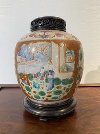Pot en porcelaine de Chine famille rose &agrave; sujet mandarin au couvercle et socle en bois, Qianlong/Jiaqing